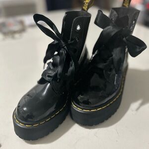 DOC MARTEN “MOLLY”PATENT LEATHER PLATFORM WITH RIBBON LACES 
SIZE US 6/EUR 37